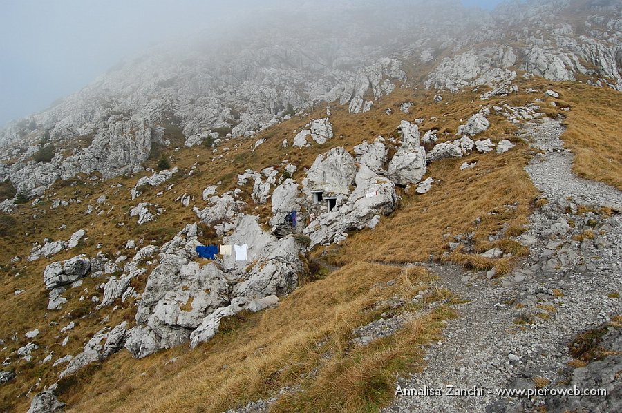 11 Tra le rocce un bivacco.JPG